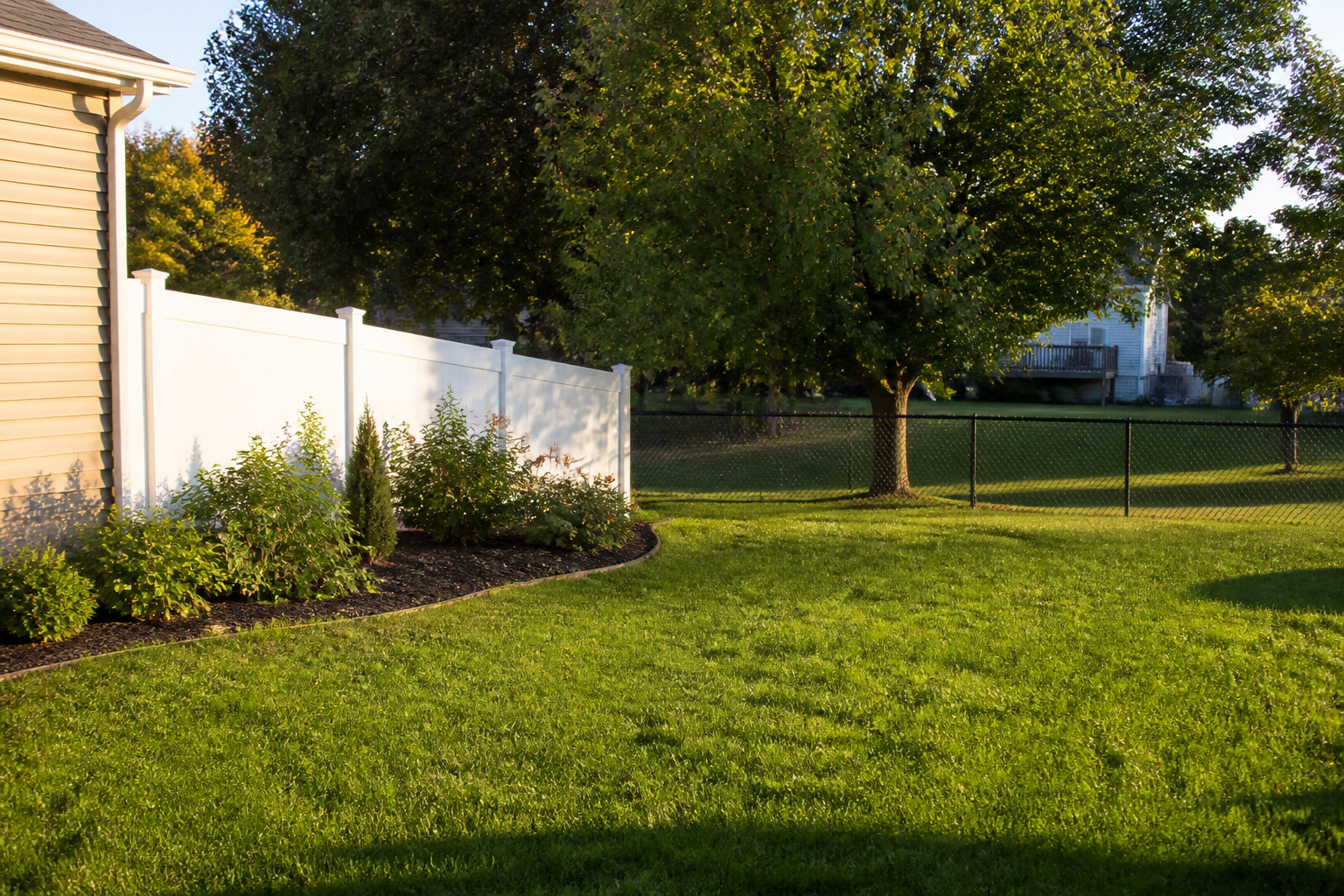 Chain Link vs Vinyl Fence: Pros, Cons & Costs