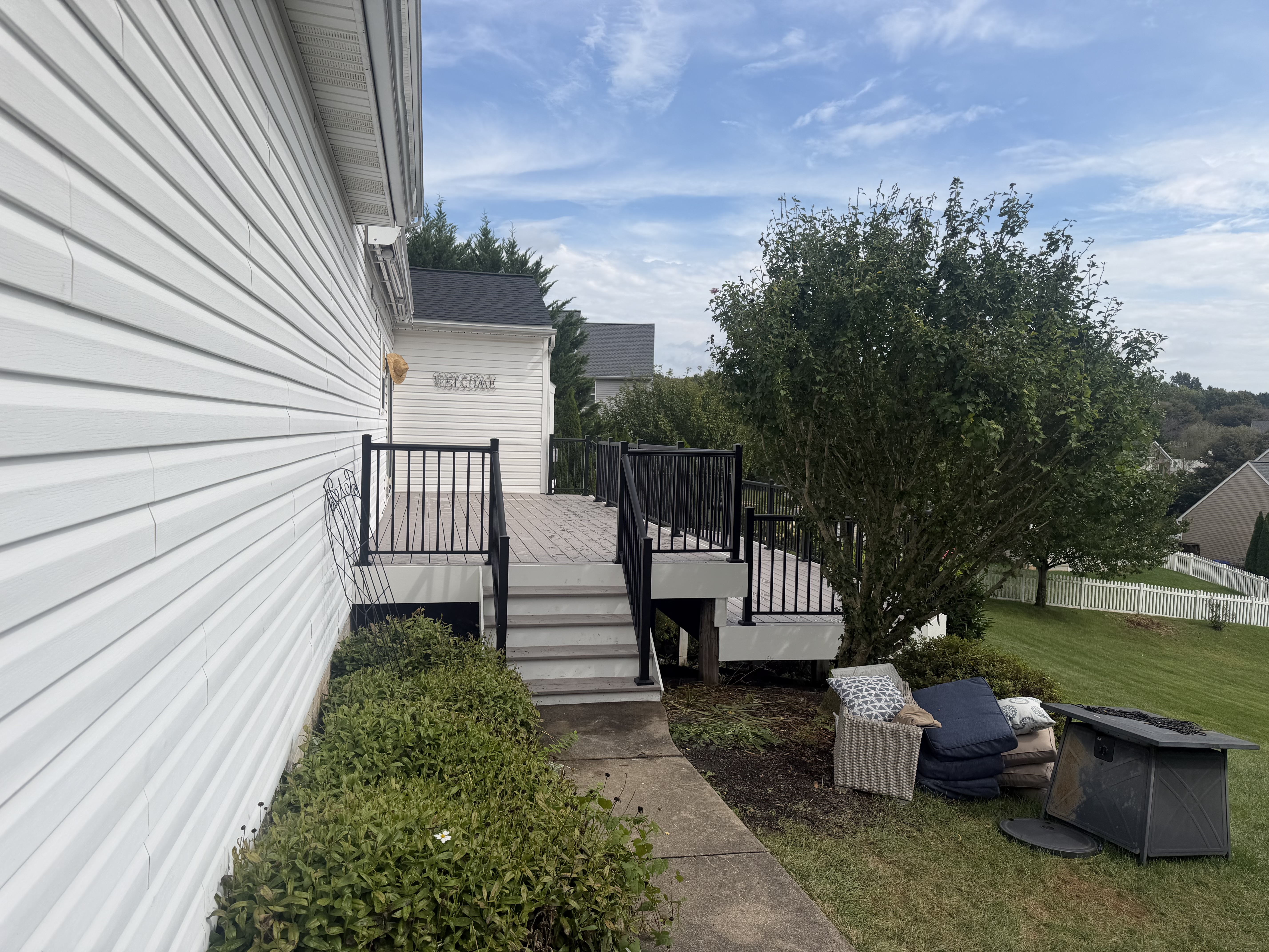 Decorative Aluminum vs Vinyl Fences: Style and Function